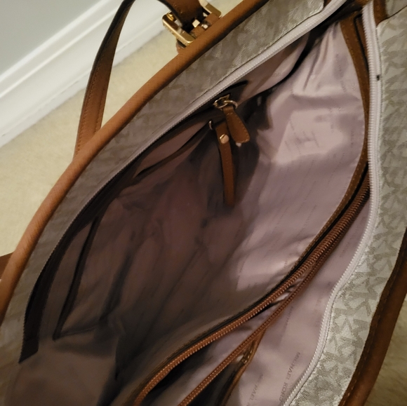 Michael Kors Creme & Tan Purse with lots of pockets and storage - Picture 3 of 6